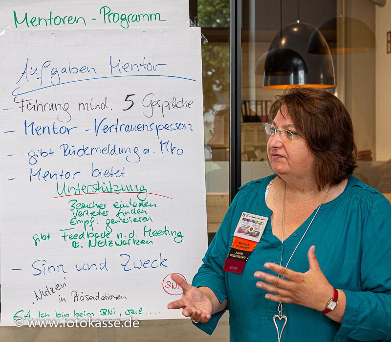Medienkoordinatorin Ilona Kasse erläutert das Mentorenprogramm